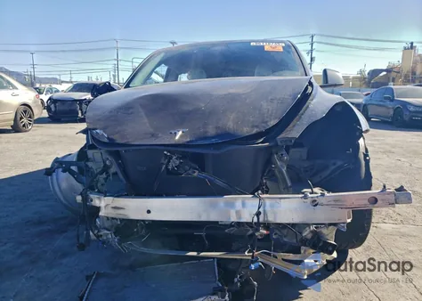 2024 Tesla Model Y z USA, uszkodzony, nr VIN 7SAYGDEE5RA238645